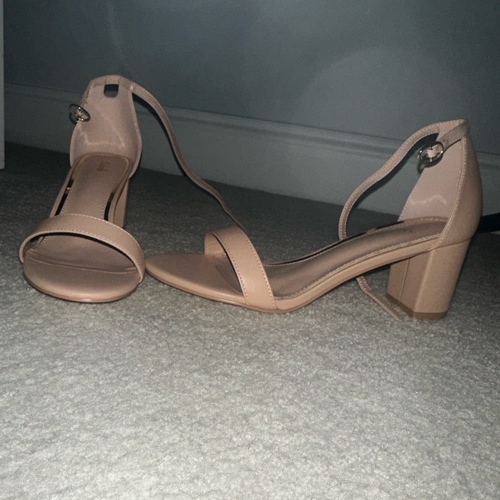 Women’s nude colored 2 inch heel size 9